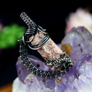 Surowy rubin, Miedziany wisior z bryłką rubinu, ręcznie wykonany, prezent dla niej, prezent dla mamy, prezent urodzinowy, biżuteria autorska