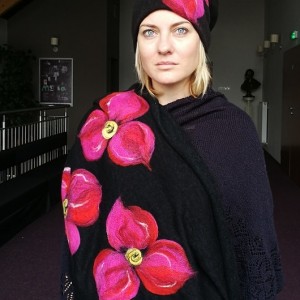 czarny wełniany komplet w kwiaty idealny na zimę filcowany wełną