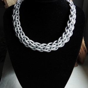 Naszyjnik "Pleciony" ze sznurka w srebrnym kolorze