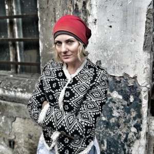 czapka damska czerwono szara