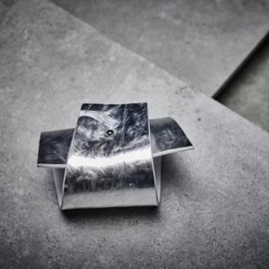 bransoletka w kolorze srebrnym sztuczna skóra