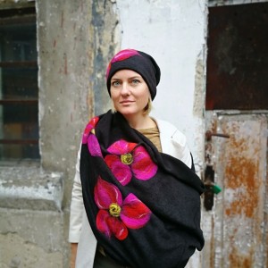 czarny wełniany komplet w kwiaty idealny na zimę filcowany wełną