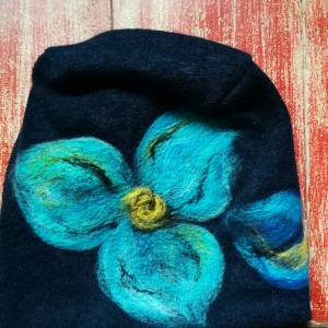 czapka damska wełniana granatowa z kwiatem