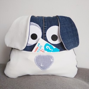 Poduszka pies z kieszonką jeans