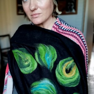 czarny wełniany komplet w kwiaty idealny na zimę filcowany wełną