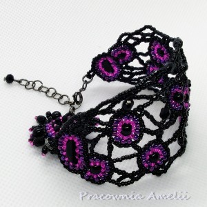 czarny ogród z płonącą fuksją