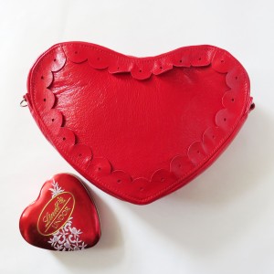 Skórzana torebka w kształcie serduszka