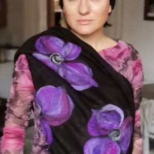 czarny wełniany komplet w kwiaty idealny na zimę filcowany wełną