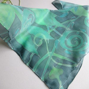 Jedwabna apaszka w odcieniach zieleni