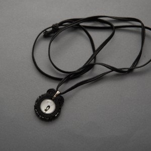 wisiorek sutasz - kot