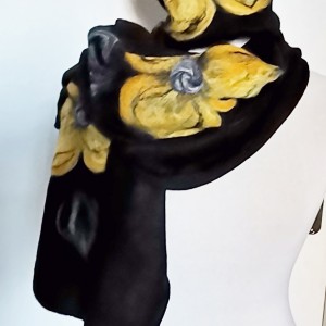 Czarny wełniany komplet w kwiaty idealny na zimę filcowany wełną