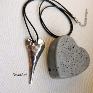 Długi naszyjnik sznurkowy z zawieszką "Stylizowane serce"