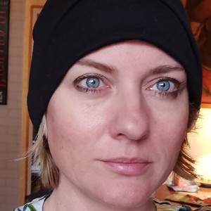 czapka damska czarna z czerwonym akcentem