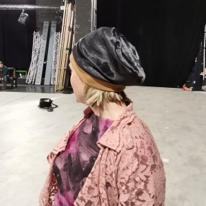 czapka damska czarna z połyskiem codzienna