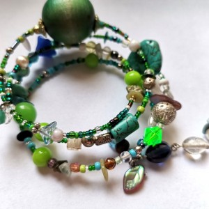 bransoletka koralikowa na drucie pamięciowym