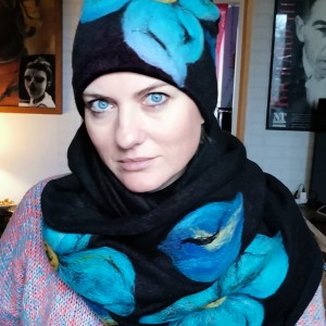 czarny wełniany komplet w kwiaty idealny na zimę filcowany wełną