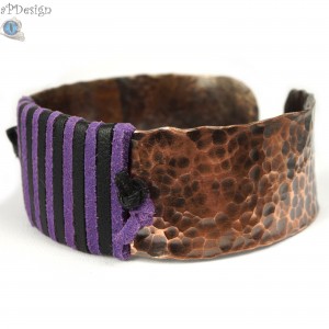 Skóra i miedź, Miedziana bransoletka z fioletowym i czarnym rzemieniem, ręcznie wykonana, prezent dla niej prezent dla mamy, regulowana