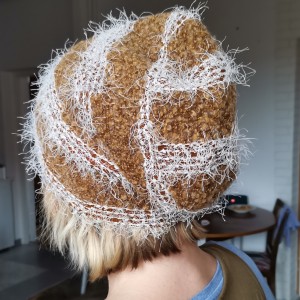 czapka damska włochata na podszewce