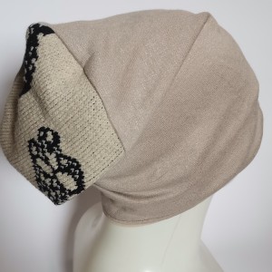 Czapka ecru góra z czaszkami