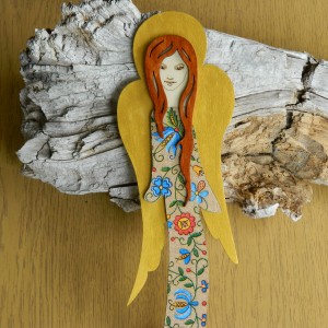 Ludowy anioł drewniany do powieszenia, wzór kaszubski, anioł w ludowe kwiaty