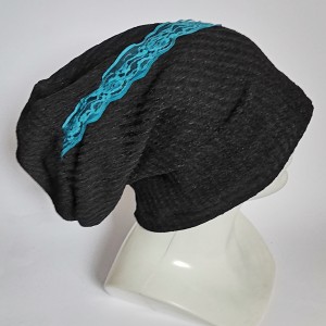 Czarna czapka z niebieska koronką