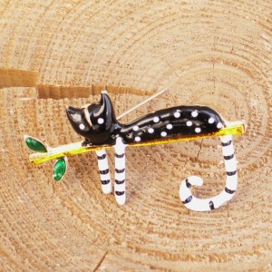 Wlazł kotek na ... gałązkę :)