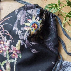 Czarny plecak XL w kwiaty