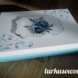 Szkatułka akrylowe kwiaty- decoupage.