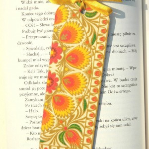 Zakładka folkowa z drewna w kolorach pomarańczowym, żółtym i złotym, nowoczesna łowicka wycinanka, ludowa mandala, polski folk, prezent dla kobiety