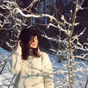 Czarna czapka handmade z wełną