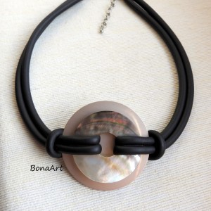 Lekki, nowoczesny naszyjnik z aluminium i muszlą