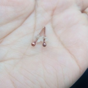 Miedziane kolczyki - malutkie kuleczki, proste kolczyki wkrętki