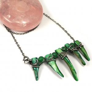 Zielony pazur, Srebrny naszyjnik z kolcami z masy perłowej, Kły, Szpony, ręcznie wykonany, prezent dla niej, prezent dla siostry urodzinowy