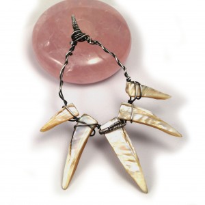 Pazur Wolverina, Srebrny wisior z masą perłową, ręcznie wykonany, prezent dla niej, prezent dla niego, prezent urodzinowy biżuteria autorska