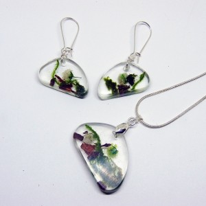 Las w żywicy, komplet biżuterii: kolczyki i wisiorek z posrebrzanym łańcuszkiem