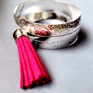 bransoletka metalowa z amarantowym chwostem