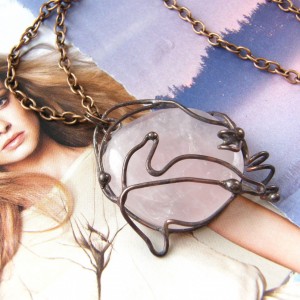 Naszyjnik wisiorek kwarc różowy bryłka