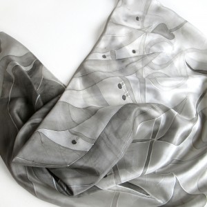 Ręcznie malowana jedwabna apaszka Szara z czerwienią