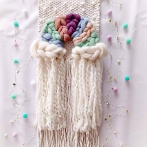 Dekoracja ścienna do pokoiku dziecka makatka tęcza chmurki pompony frędzle