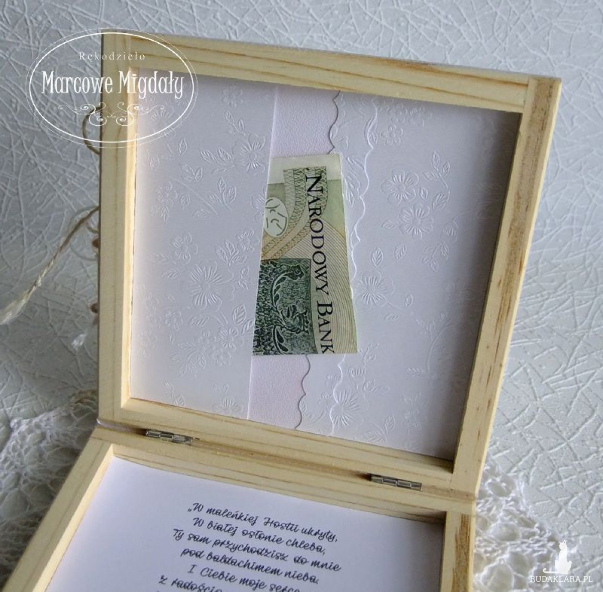 Drewniana kartka pamiątka z okazji Pierwszej Komunii lub Konfirmacji