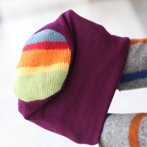 Czapka damska amarantowa z tecza