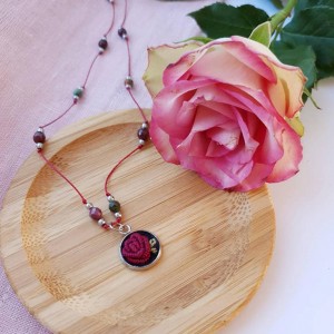 Długi naszyjnik z różą i kamieniami naturalnymi