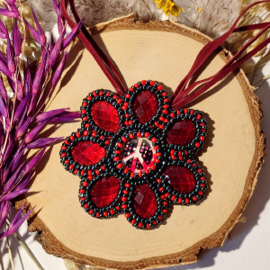 Akai Hana - wisior z koralików kwiat z pacyfką