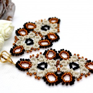 eleganckie koronkowe kolczyki z matowych koralików