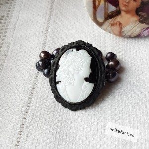 Broszka Camea w Czarnej Oprawie