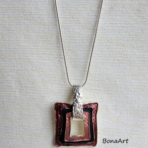 Długi naszyjnik z zawieszką malowaną w "kolorze wina"