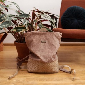 Jasnobrązowy plecak z suwakiem