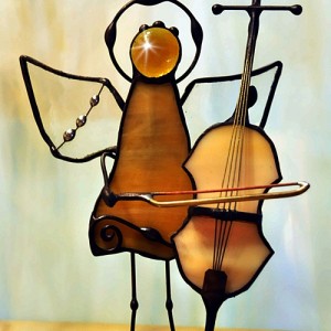 Aniołek witrażowy 3D kontrabasista