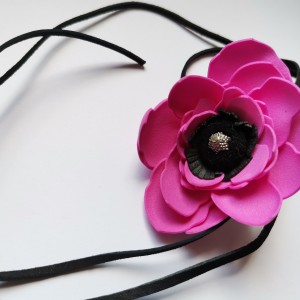 Naszyjnik kwiatowy na rzemyku