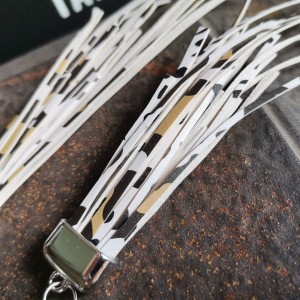 Długie lekkie nakrapiane klipsy